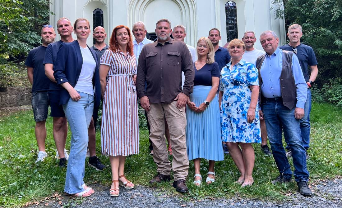 Společná fotografie patnácti kandidátů sdružení Dobré místo pro život